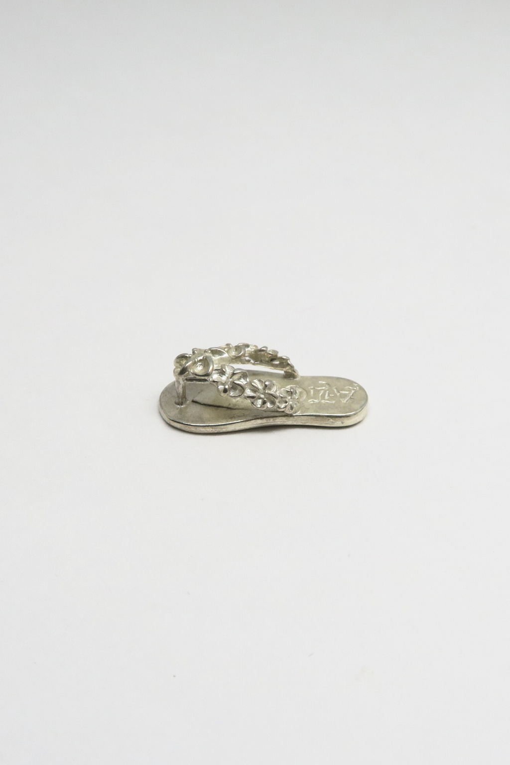 Old English 'ALOHA' Slippah