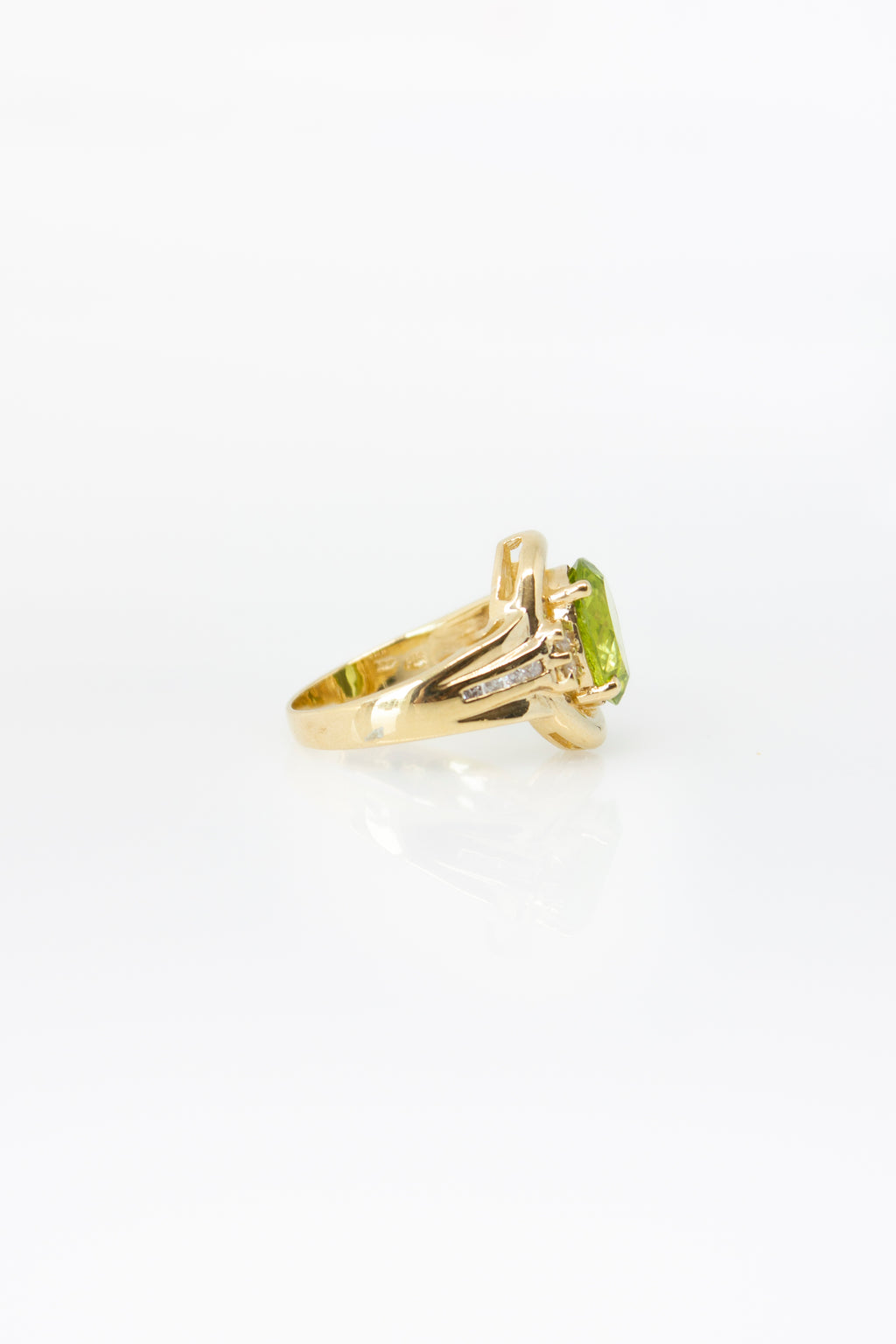 Janyce Oval Peridot Ring [Size 7]