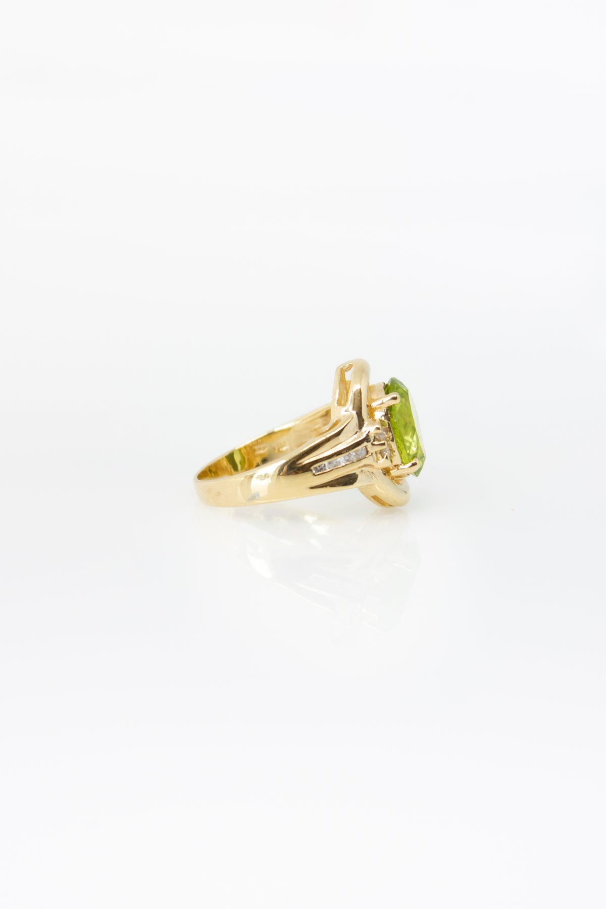 Janyce Oval Peridot Ring [Size 7]