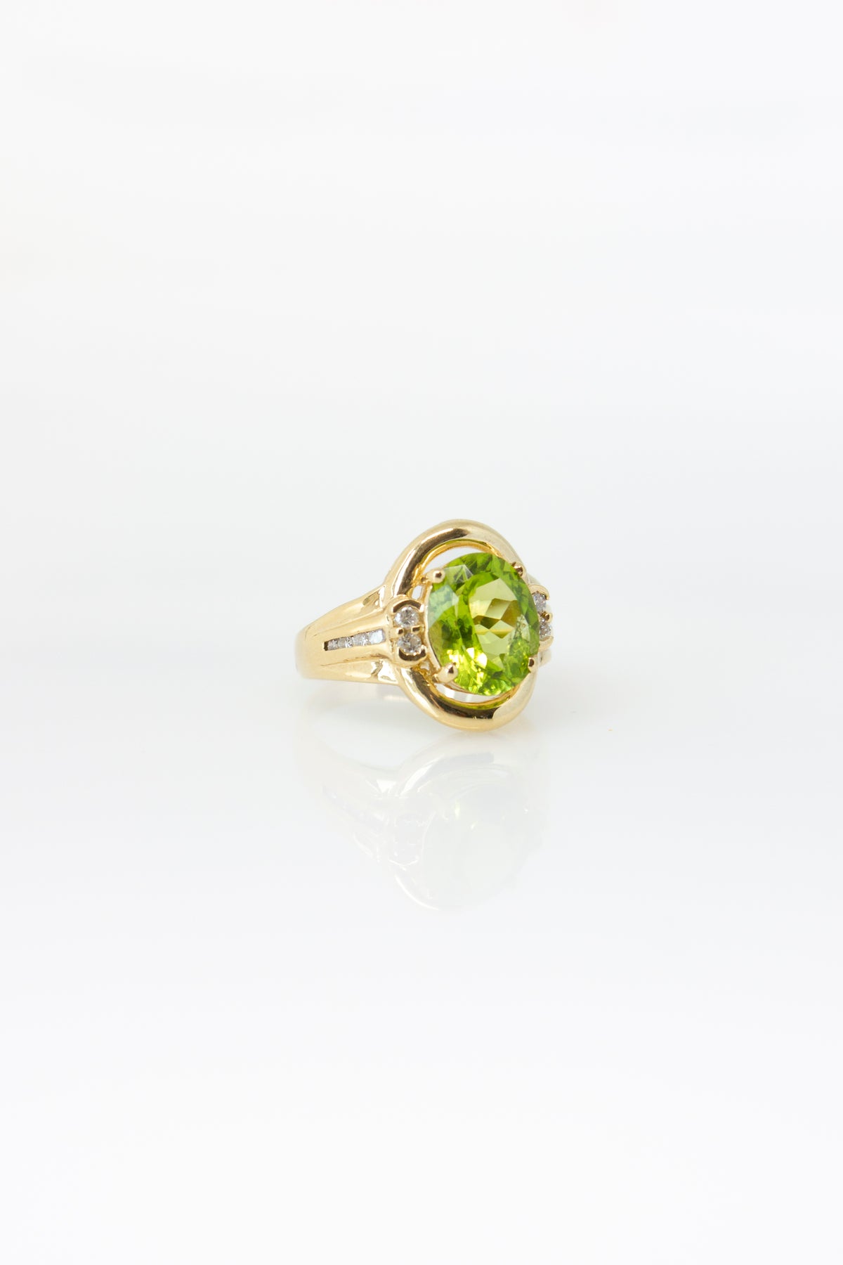 Janyce Oval Peridot Ring [Size 7]