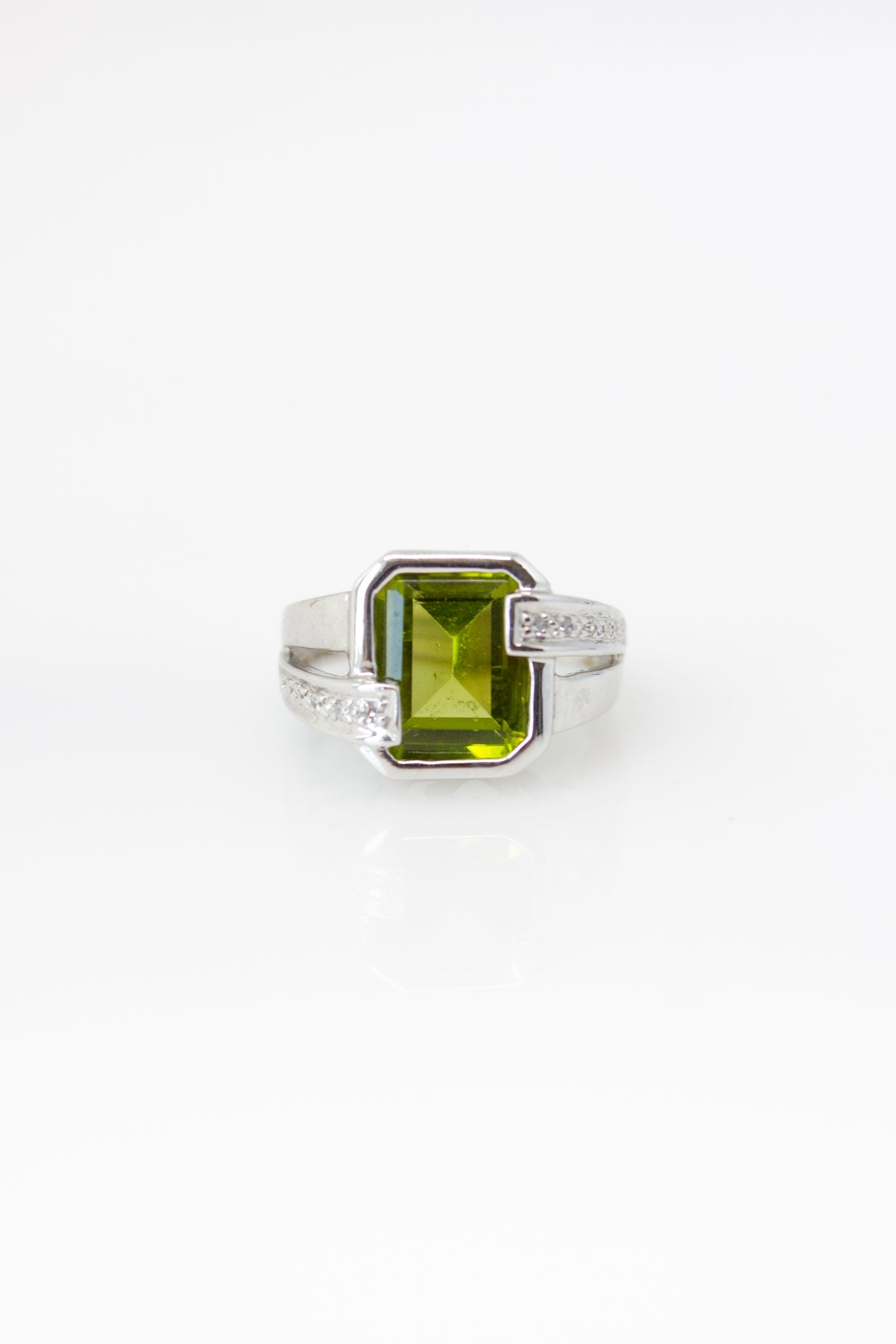 Taylor Peridot Rectangle Ring [Size 6.75]