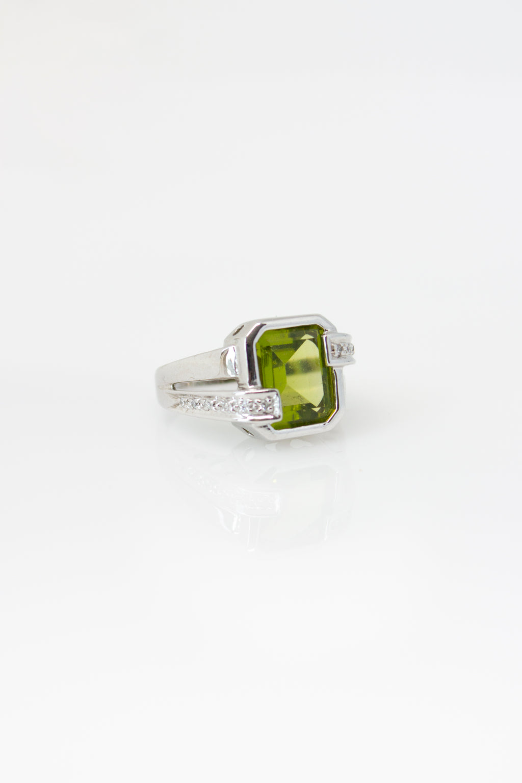 Taylor Peridot Rectangle Ring [Size 6.75]