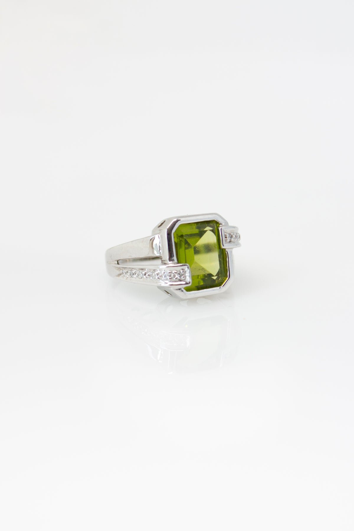 Taylor Peridot Rectangle Ring [Size 6.75]