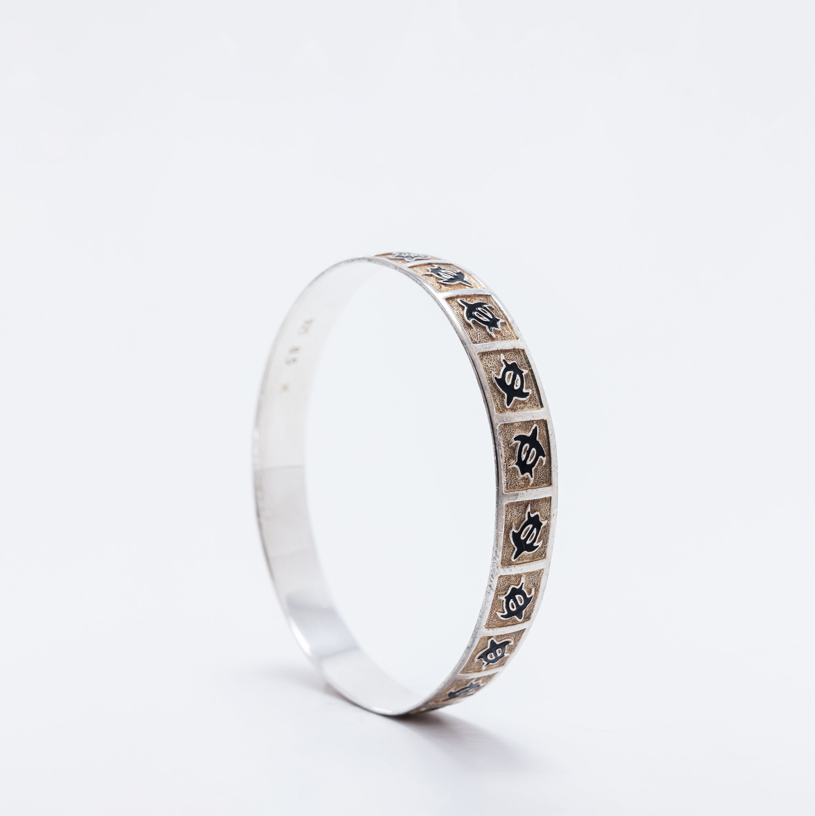 Honu Bangle with Black Enamel Ver.1