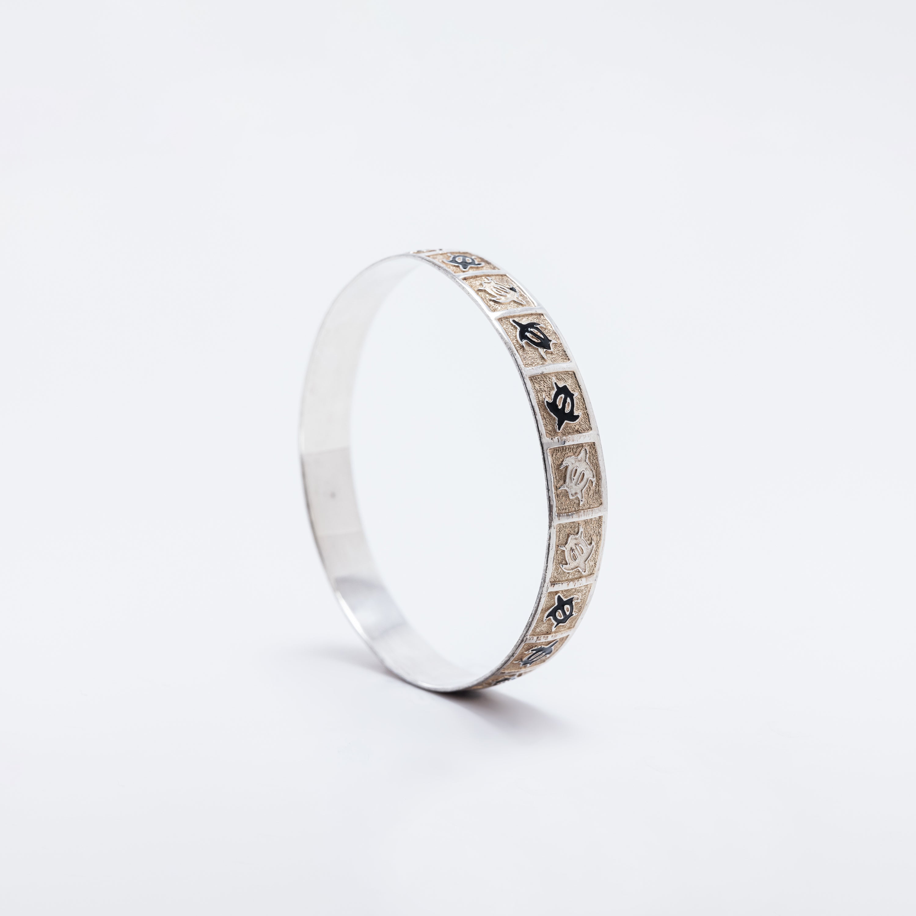 Honu Bangle with Black Enamel Ver.1