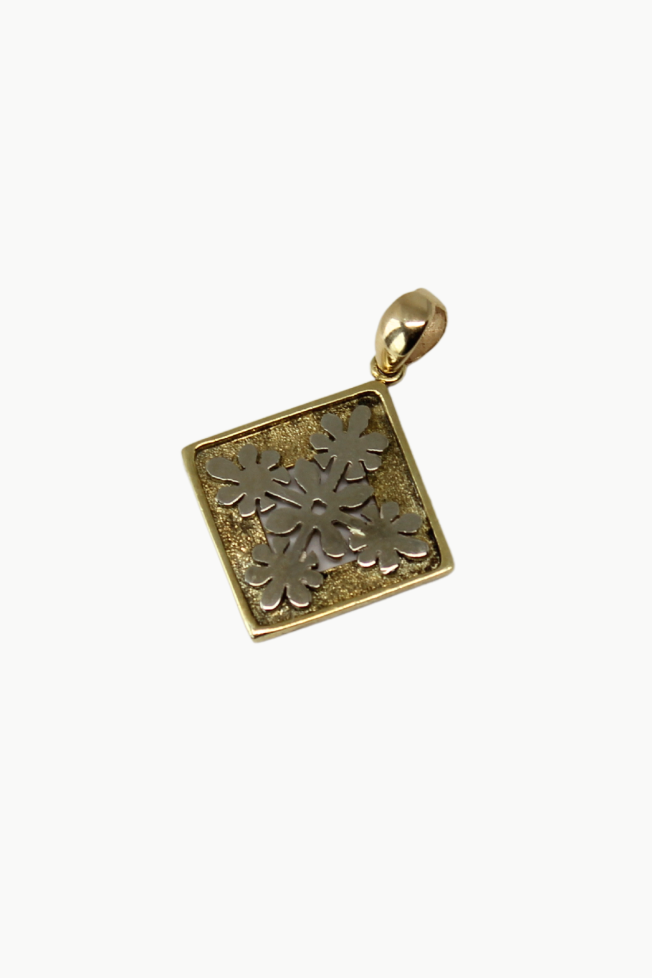 Hawaiian Quilt Rounded Leaf Pattern Pendant