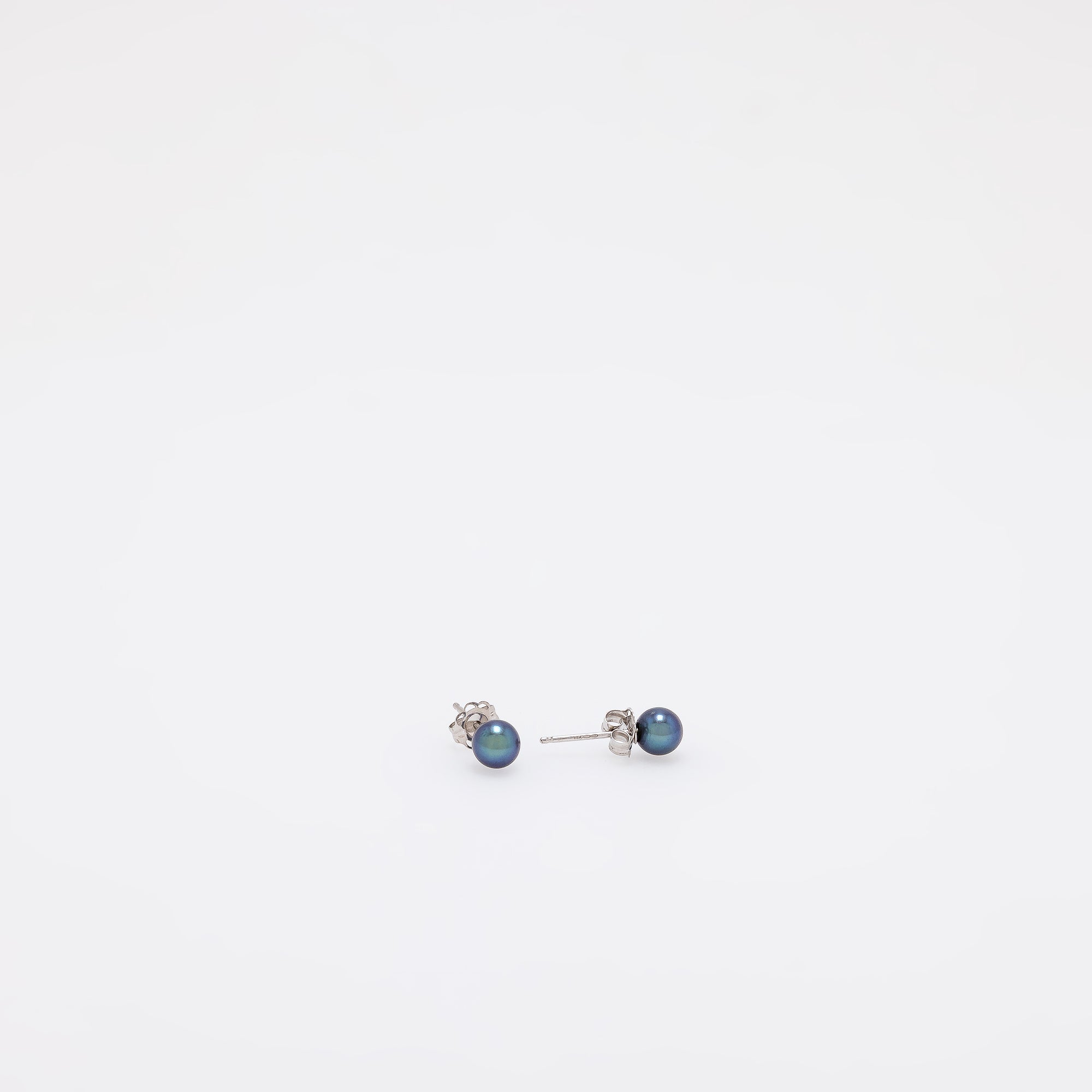 Hunter Pearl Earrings