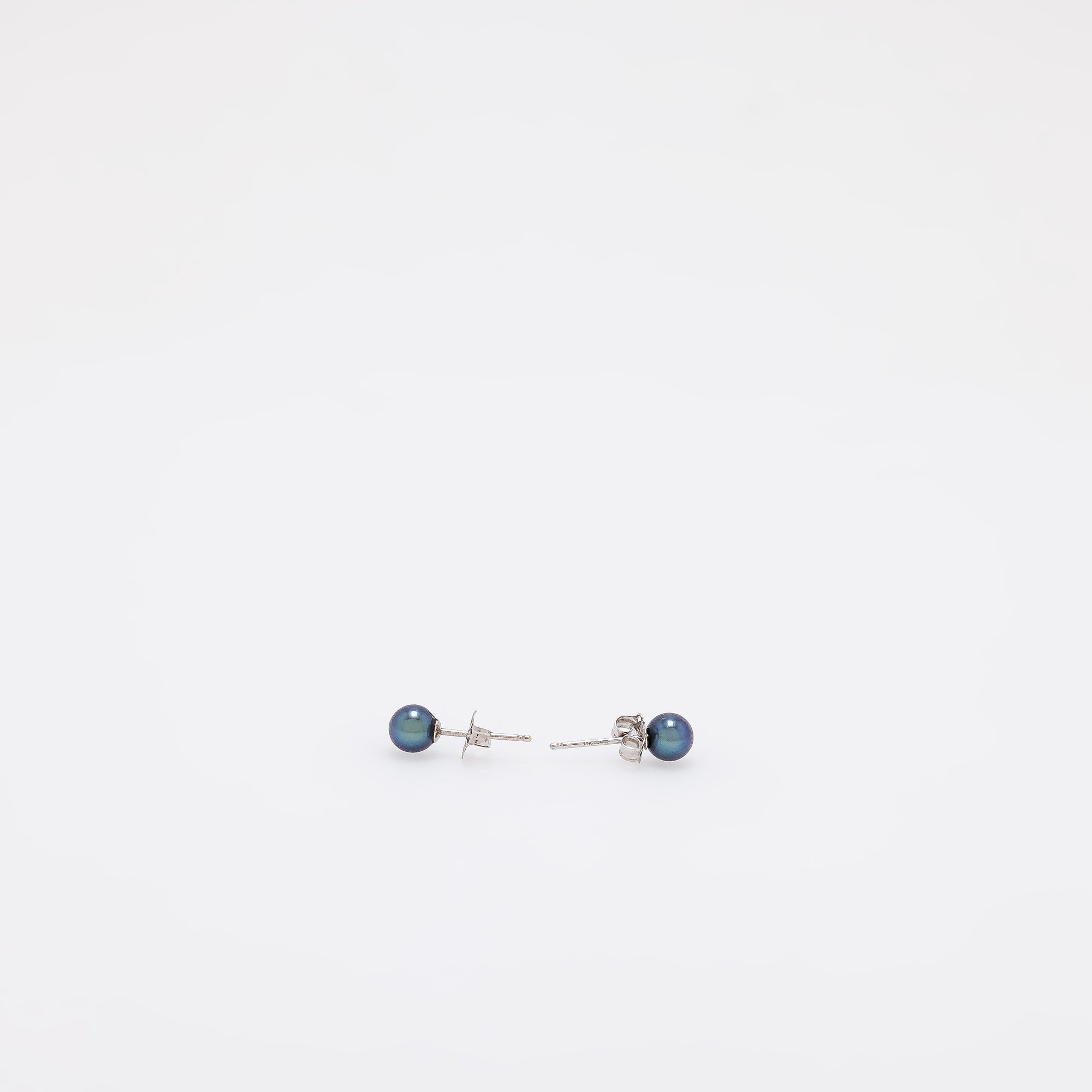 Hunter Pearl Earrings