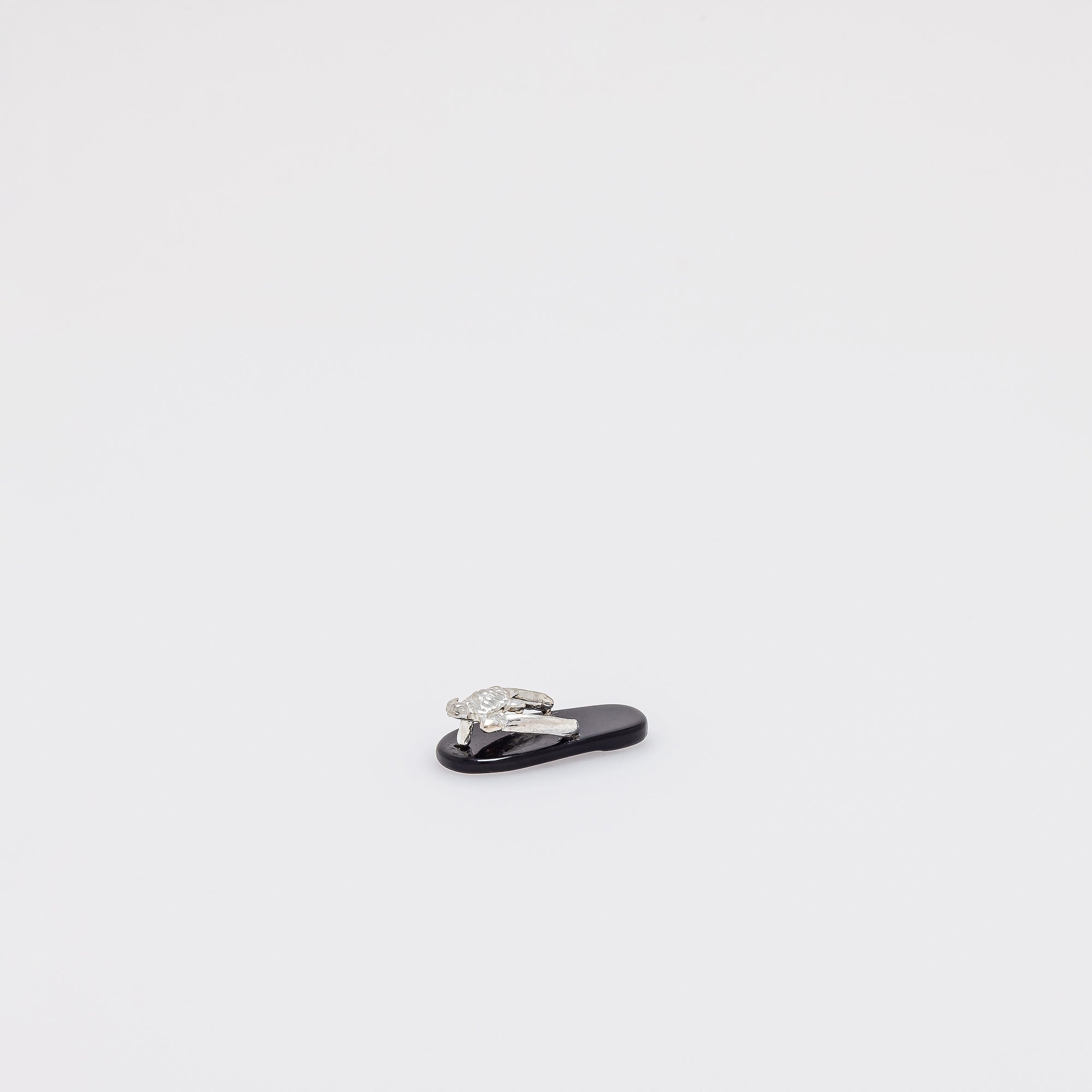 Honu Slippah in Black Onyx